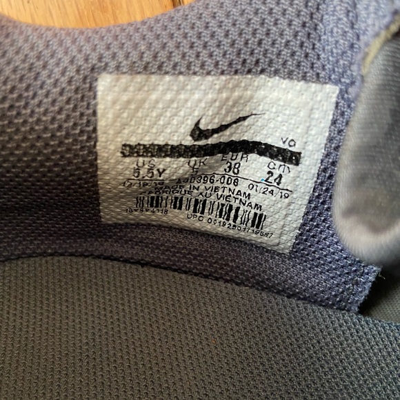 Big Kids Nike Phantom Soccer Cleats - Picture 3 of 7